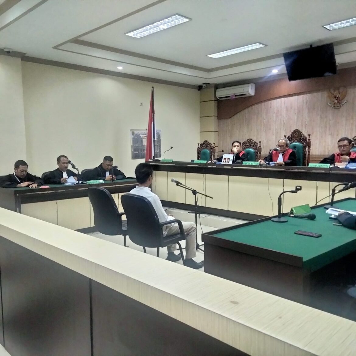 Kadistan Balangan Rahmadi ketika mendengarkan tuntutan atas perkara dugaan korupsi pengadaan sapi yang menjerat dirinya.