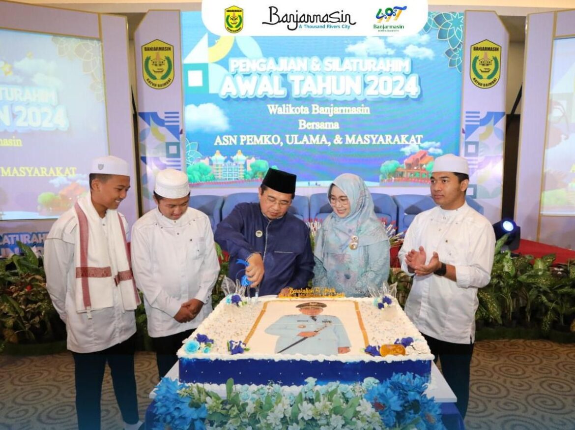 Pemotongan kue ulang tahun Wali Kota Banjarmasin ke 49 bersama anak istri di Rattan Inn Banjarmasin, Kamis (4/4/2024).