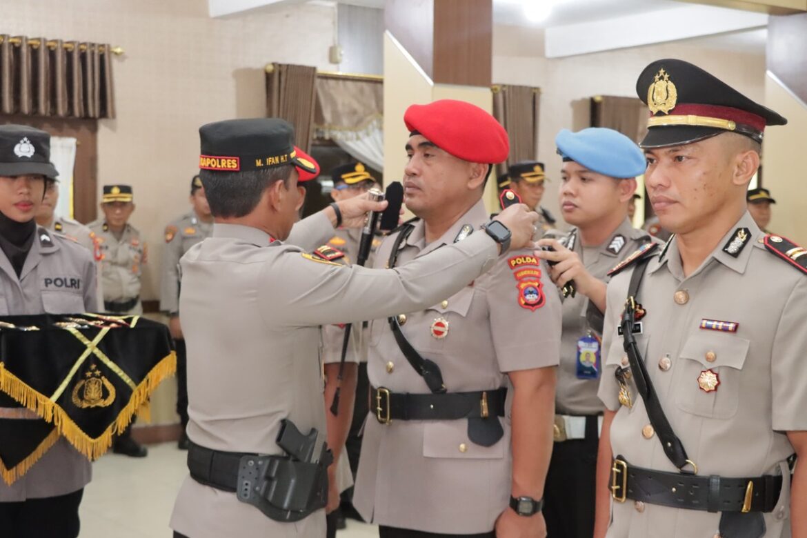 SERTIJAB PERWIRA - Upacara Serah Terima Jabatan (Sertijab) Kasat Narkoba dan Kapolsek Karang Intan,  dipimpin langsung Kapolres Banjar, AKBP M Ifan Hariyat T,  di Aula Sarja Arya Racana Polres Banjar, Senin (8/1/2024) pagi. (foto:ist)