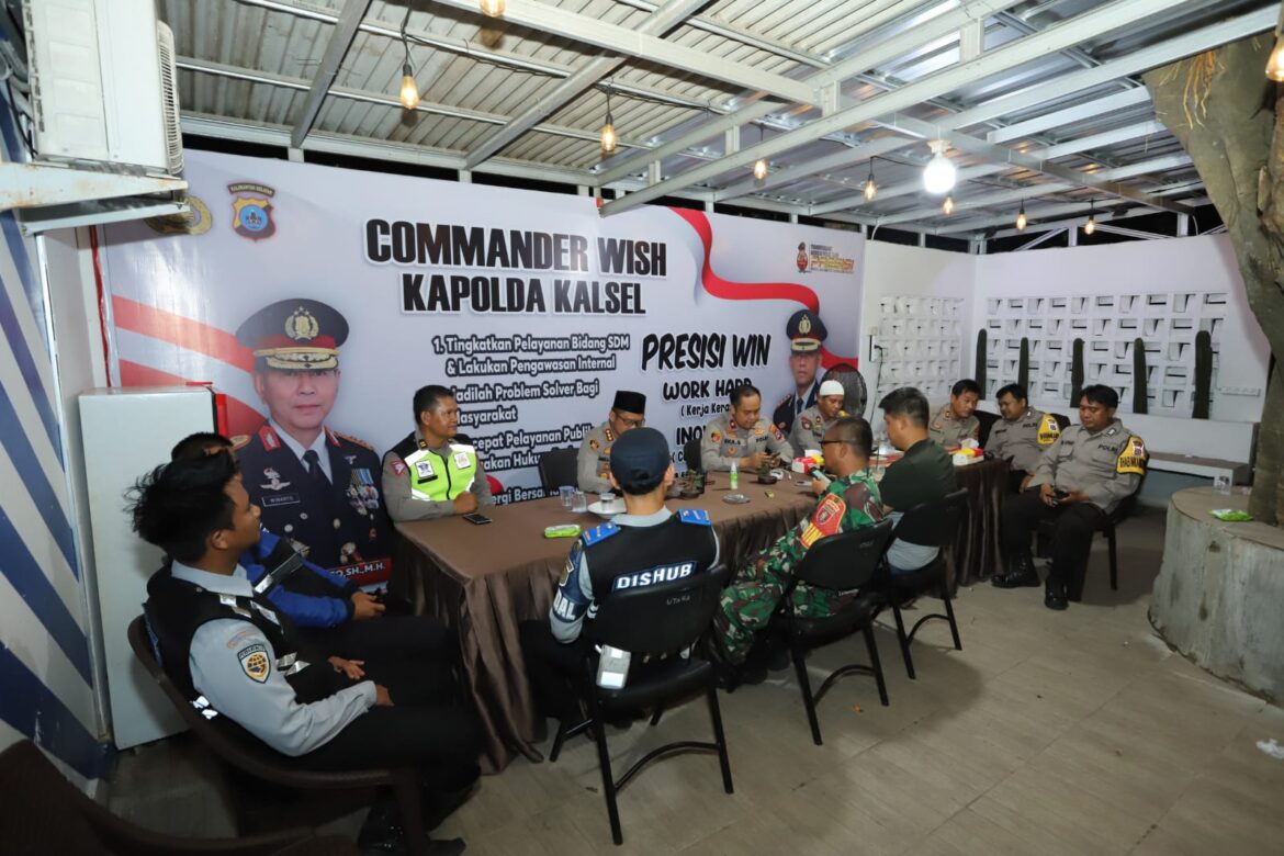 CEK POS - Kapolresta Banjarmasin Kombes Pol Sabana Atmojo Martosumito saat mengecek Pos Rest Area sekaligus pantau arus lalu lintas di Jalan A Yani Km 6, Senin (15/1/2024) dinihari. (foto:ist)