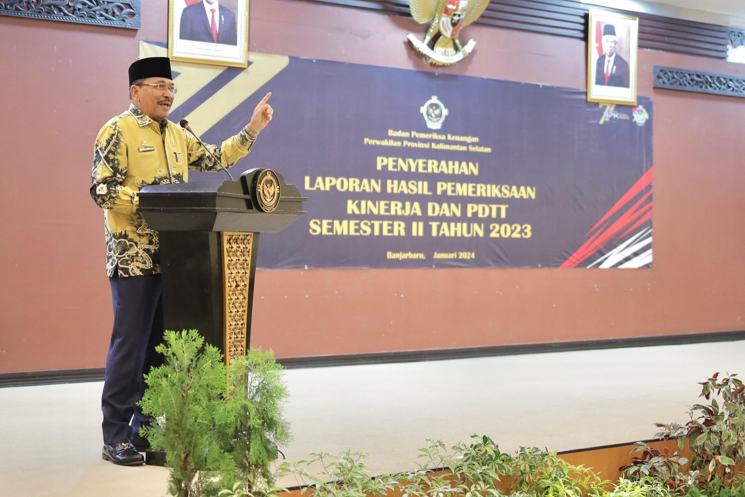 Ketua DPRD Provinsi Kalsel DR (HC) H Supian HK SH MH menyampaikan sambutan di acara penyerahan LHP Tahun 2023 dari Kepala BPK RI Perwakilan Provinsi Kalsel.(foto : humasdprdkalsel)