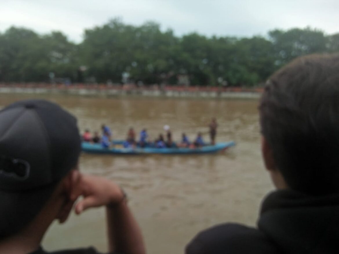 PENCARIAN KORBAN – Usai mencuci selang Damkar Malataba, Arif Wirayuda Rahman diduga tenggelam di Sungai Martapura Siring Titik Nol Km hingga dilakukan pencarian oleh gabungan relawan, Senin (29/1/2024) sore. (foto:sum/brt) 