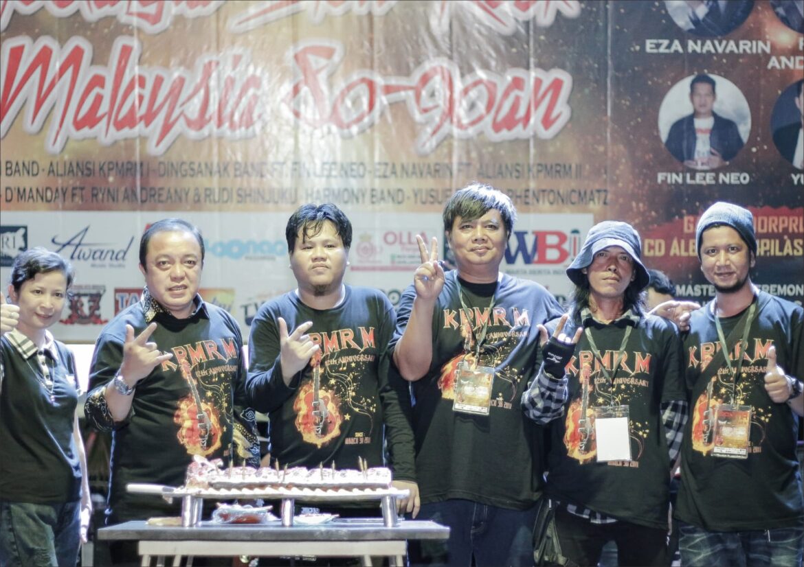 Ketua Komunitas Pecinta Musik Rock Melayu atau KPMRM, Muhammad Husnun Nashar dan pengurusnya foto bersama H Rosehan NB,owner Taher Square pada 12th Anniversary tahun lalu