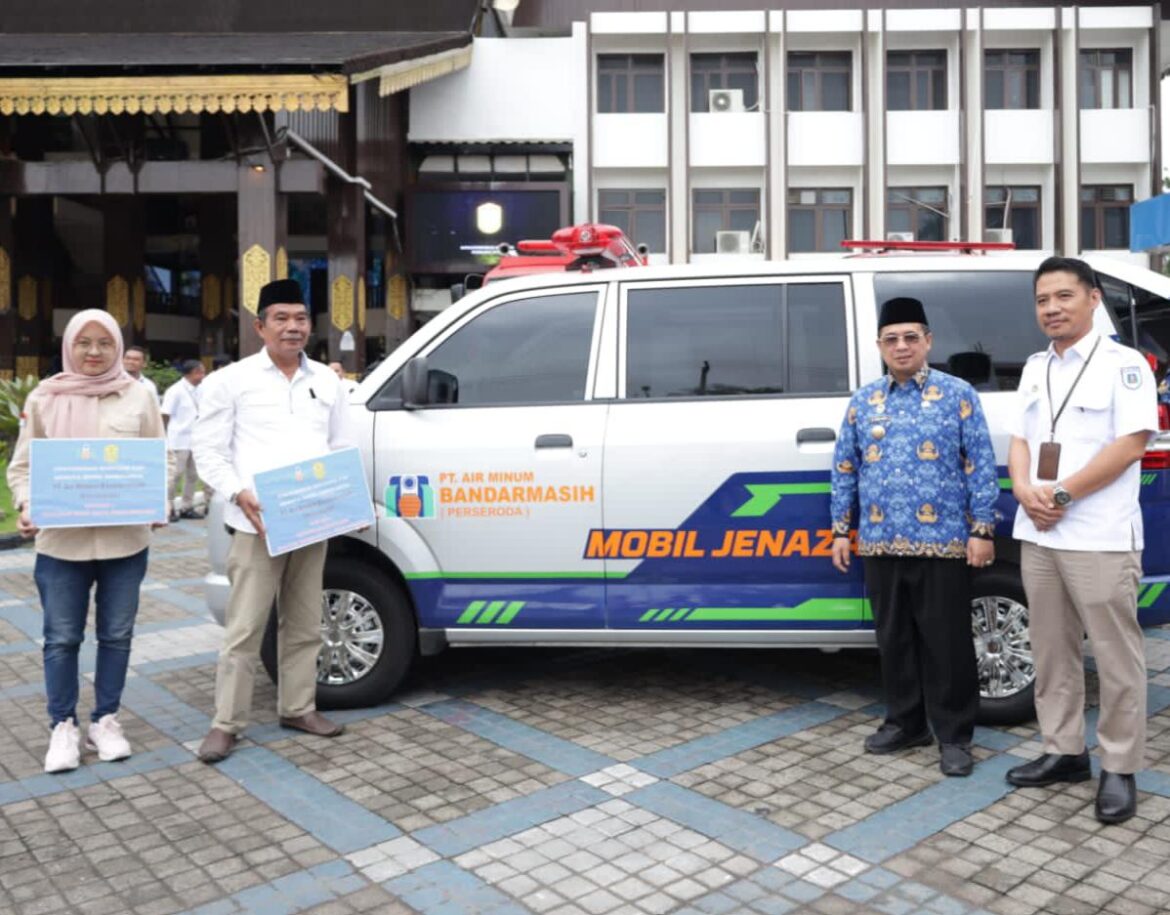 Bantuan mobil ambulans untuk Kaki Kota dan Masjid Sultan Suriansyah.