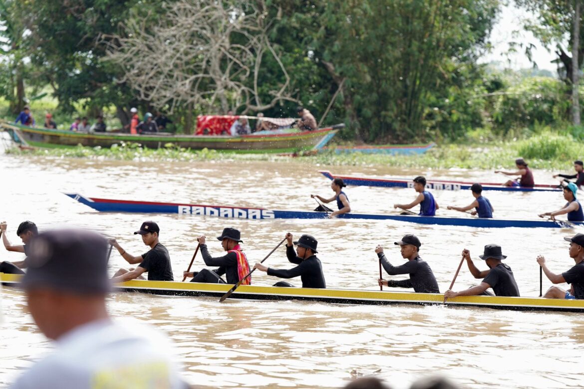 Salah satu peserta lomba jukung tradisional Paman Birin, Minggu (28/1/2023) di Kecamatan Marta Pura Barat, Kabupaten Banjar. (foto: ist/brt)