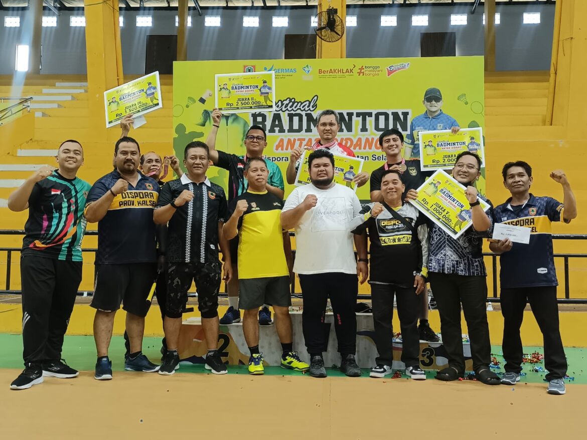 Pengalungan medali kepada para juara Festival Bulutangkis Antar Bidang Dispora Kalsel, Kamis (25/1/2024) siang di GOR Hasanuddin HM Banjarmasin. (foto: Tolah/brt)