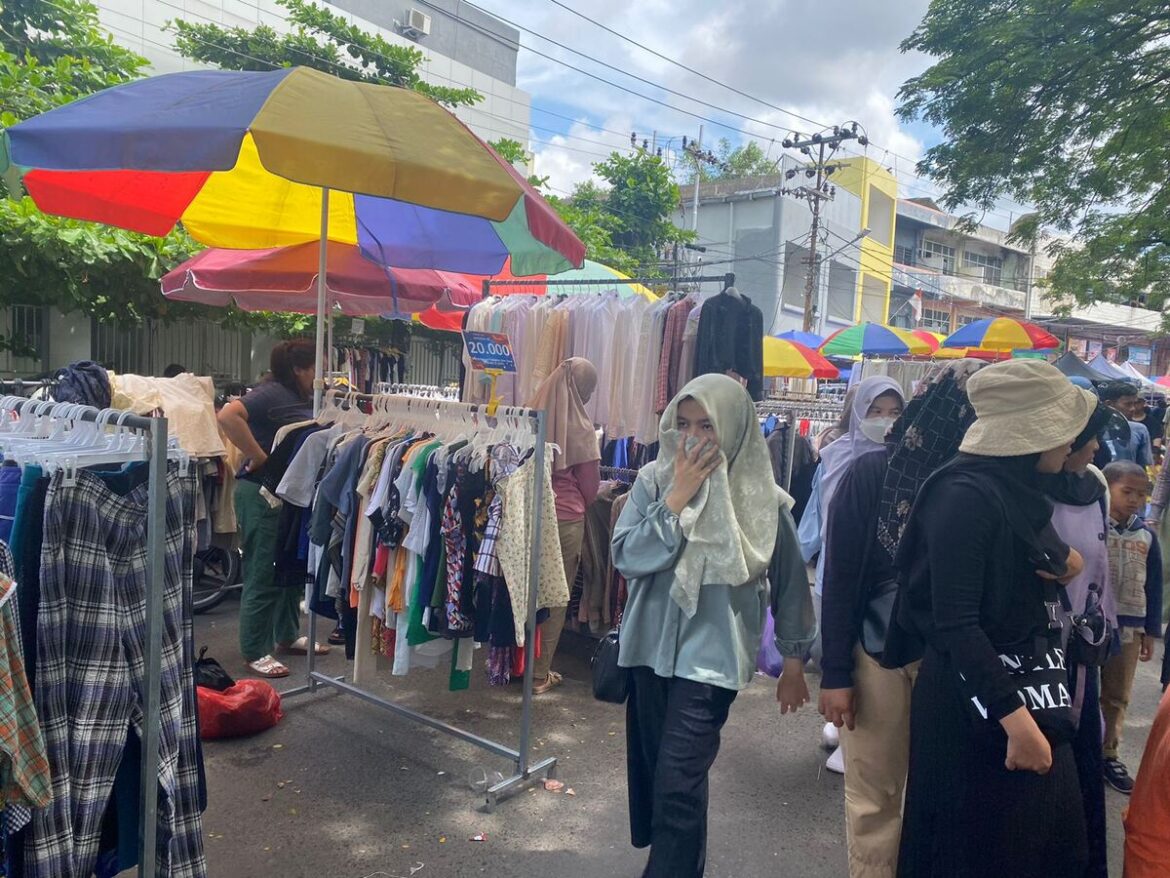 Penataan Pasar Minggu atau pasar pakain bekas impor di kawasan Pasar Lima Banjarmasin mendapat perhatian Wali Kota Banjarmasin, Ibnu Sina. Orang nomer satu di Banjarmasin ini juga mengajak para pedagang duduk bersama agar penataan berjalan baik.