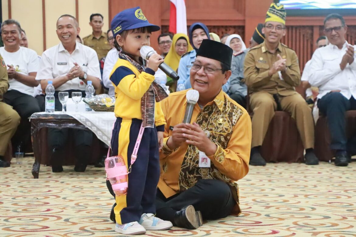 Gubernur Kalsel, H Sahbirin Noor atau Paman Birin bercengkrama dengan anak-anak dalam suatu kegiatan di Banjarbaru beberapa waktu lalu.(foto: ist).