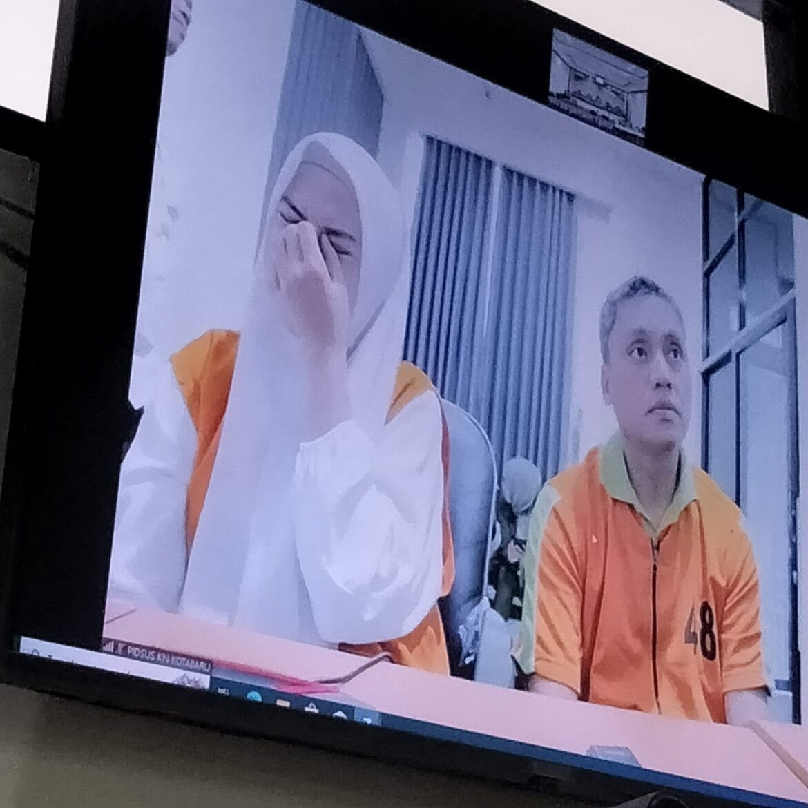 Kedua terdakwa Wiwik Asturini dan Darmansyah ketika mendengarkan vonis majelis hakim melalui sidang virtual.