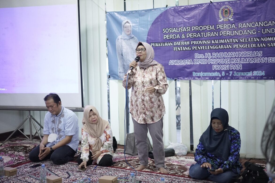 Ketua Komisi I DPRD Provinsi Kalsel Hj Rachmah Norlias saat melaksanakan kegiatan Sosialisasi Perda Provinsi Kalsel Nomor 8 Tahun 2018 tentang Penyelenggaraan Pengelolaan Sampah bertempat di Gedung Widyajasa Grup Banjarmasin.(foto : humasdprdkalsel)