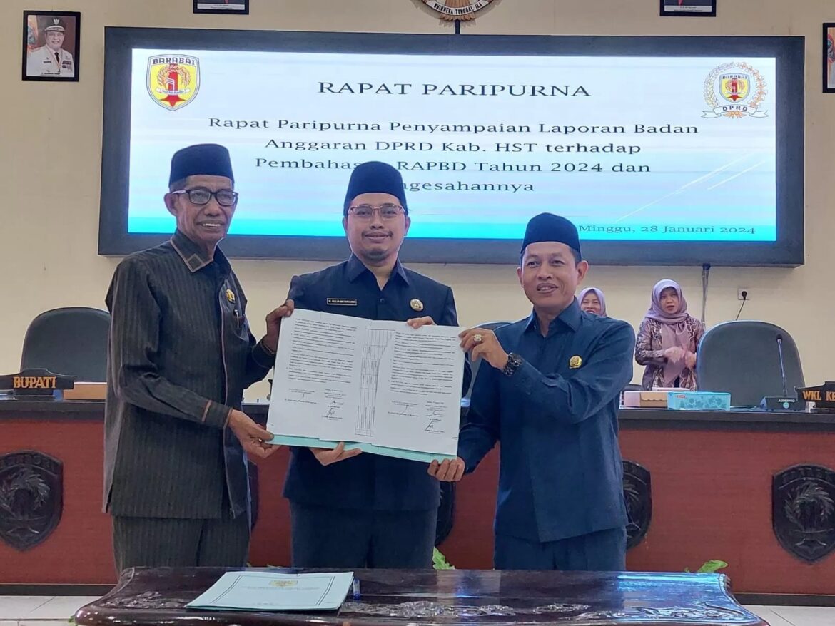 Bupati HST Aulia Oktafiandi dan Ketua DPRD Kabupaten HST Rachmadi serta Wakil Ketua DPRD Kabupaten HST Taufik Rahman saat penandatanganan APBD.(foto : yufanata/brt)