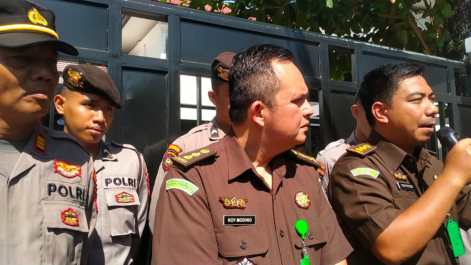 Kasi Penkum Kejati Kalsel Yuni Priyono, SH yang menerima para aksi damai