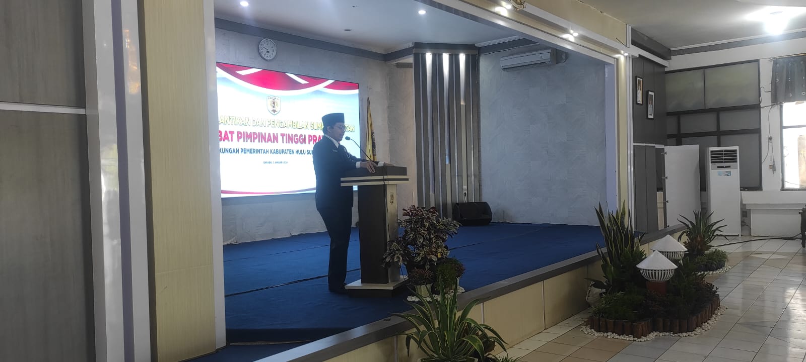Bupati HST H Aulia Oktafiandi sampaikan sambutan usai melantik 11 pejabat lingkup Pemkab HST.(foto : yufanata/brt)