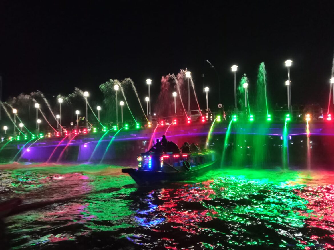 Air mancur di Pasar Lama jadi pusat perhatian di malam pergantian tahun 2023.