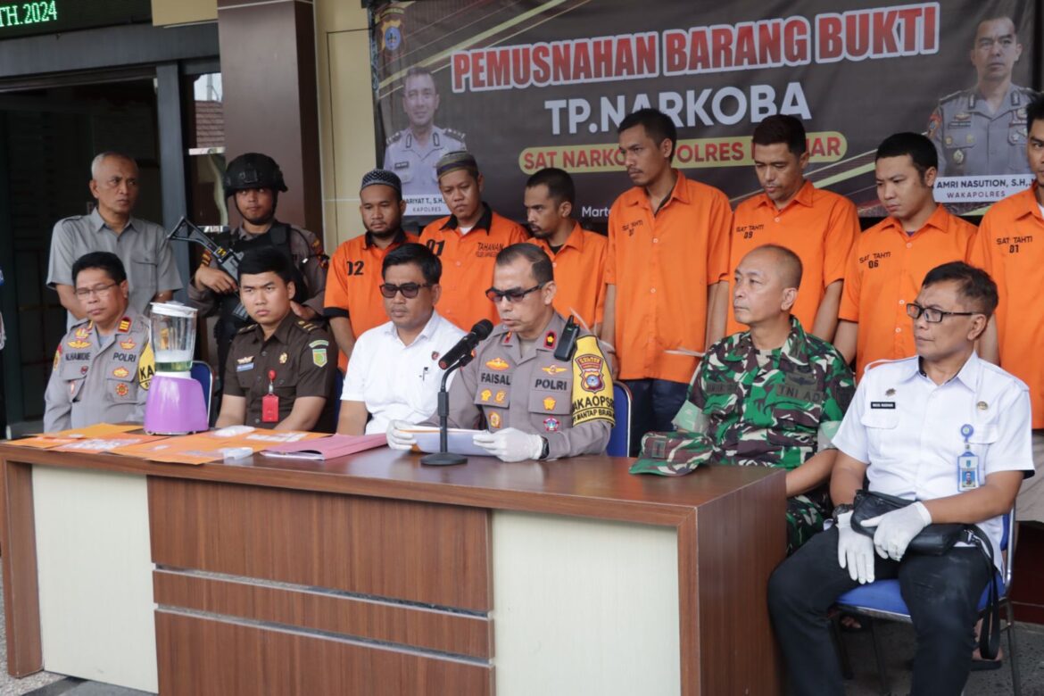 MUSNAHKAN NARKOBA - Dipimpin Wakapolres Banjar Kompol Faisal Amri Nasution itu musnahkan 177,92 Gram Sabu dari Tujuh Pelaku,Rabu (31/1/2024) pagi. (foto:ist)