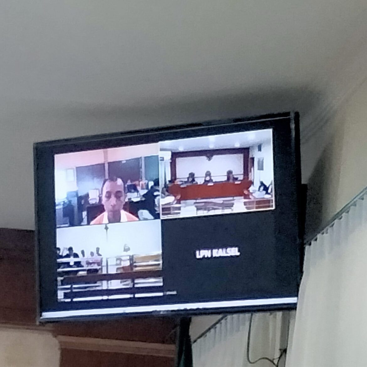 Lian Silas didampingi penasehat hukum saat mendengarkan keterangan saksi Tri Wahyuni yang juga sekarang masih menjalani proses persidangan TPPU Fredy Pratama di Malang.