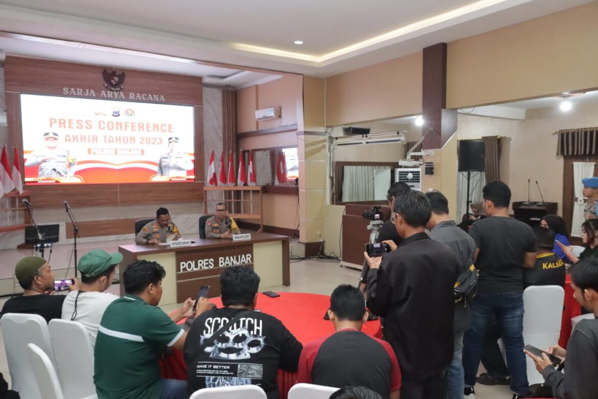 RILIS PERKARA - Kapolres Banjar, AKBP M Ifan Hariyat, didampingi Wakapolres Kompol Faisal Amri Nasution menggelar ekspose akhir tahun 2023, di Aula Sarja Arya Racana, Minggu (31/12/23) malam. (foto:ist)
