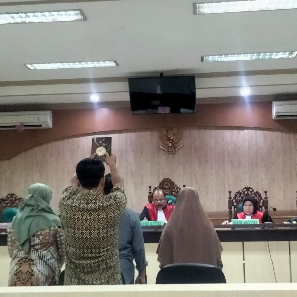 Para saksi saat diambil sumpah sebelum memberikan keterangannya