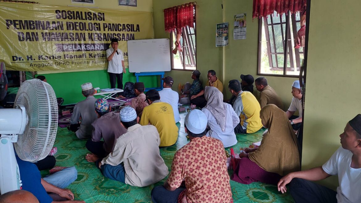 Anggota Komisi II DPRD Provinsi Kalsel Dr H Karlie Hanafi Kalianda, SH MH saat menyampaikan materi Sosialisasi Revitalisasi dan Aktualisasi Nilai-nilai Ideologi Pancasila di Desa Sinar Baru Kecamatan Rantau Badauh Kabupaten Batola, Selasa (9/1/2024).(foto : ist)