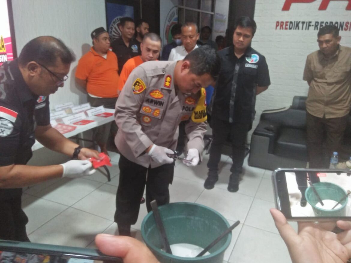 MUSNAHKAN NARKOBA - Waka Polresta Banjarmasin AKBP Arwin Amrih Wientama saat musnahkan ratusan narkoba, didampingi Kasat Narkoba Kompol Raden Bala Putra Dewa, Rabu (24/1/2024). (foto:sum/brt)