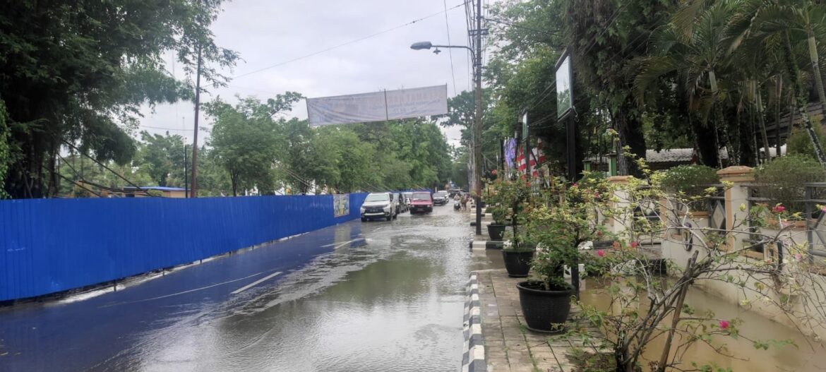 Kondisi ruas jalan Ulama di jalan Kemasan yang terendam saat turun hujan dan jalan Lapangan Dwi Warna Barabai.(foto : yufanata/brt)