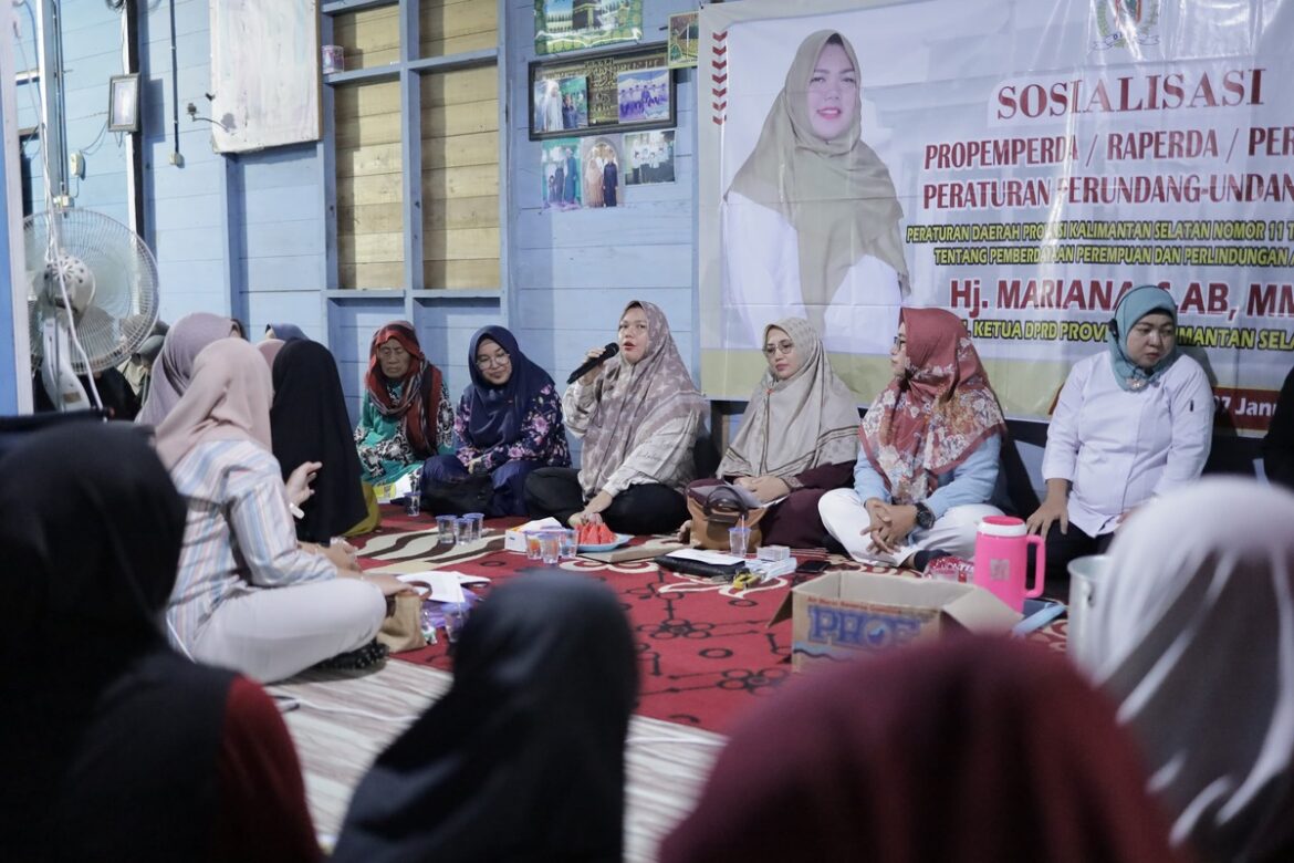 Wakil Ketua DPRD Provinsi Kalsel Hj Mariana SAB MM saat menyampaikan materi Sosialisasi Perda Provinsi Kalsel Nomor 11 Tahun 2018 tentang Pemberdayaan Perempuan dan Perlindungan Anak di Dusun Berkah Desa Beruntung Raya Kecamatan Satui Kabupaten Tanbu.(foto : humasdprdkalsel)