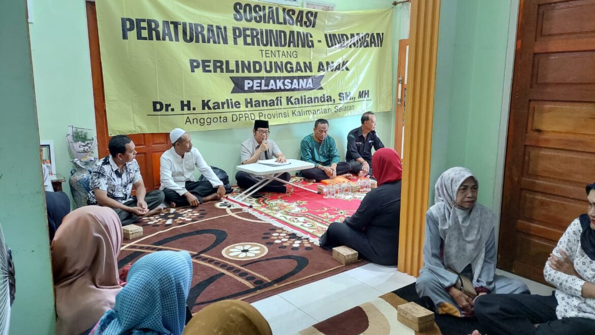 Anggota Komisi II DPRD Provinsi Kalsel Dr H Karlie Hanafi Kalianda, SH MH saat menyampaikan materi Sosialisasi Peraturan tentang Perlindungan Perempuan dan Anak di kediaman Ketua RT 23 Kelurahan Handil Bakti Kecamatan Alalak Kabupaten Batola.(foto : ist)