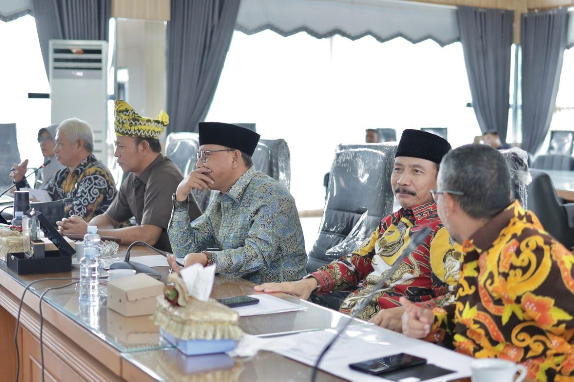 Rombongan Komisi B DPRD Provinsi Jatim saat kunker untuk sharing pembinaan destinasi wisata ke DPRD Provinsi Kalsel.(foto : humasdprdkalsel)