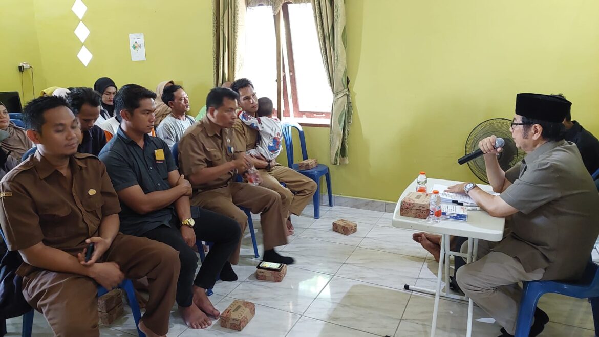 SOSIALISASI KEBANGSAAN-Anggota Komisi II DPRD Provinsi Kalsel Dr H Karlie Hanafi Kalianda SH MH saat membeberkan materi tentang empat pilar kebangsaan dalam kegiatan Sosalisasi Revitalisasi dan Aktualisasi Nilai-Nilai Ideologi Pancasila di Desa Semangat Dalam Kecamatan Alalak Kabupaten Batola, Senin (29/1/2024).(foto : ist)