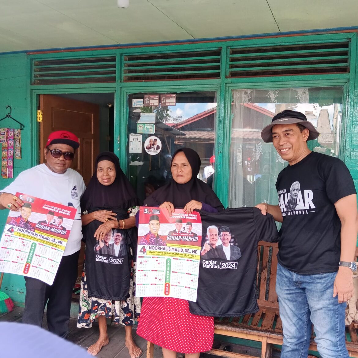 Saut Nathan Samosir dan Noorhalis Majid Saat Mengunjungi Rumah Warga di Kelurahan Telaga Biru, Banjarmasin Barat (foto:istimewa)