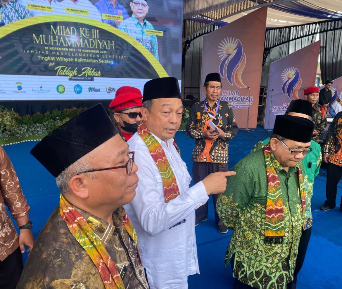 KH Bachtiar Nasir (putih) diacara peringatan Milad Muhammdiyah ke 111 di Banjarmasin, Kalsel, Sabtu (13/1/2023).