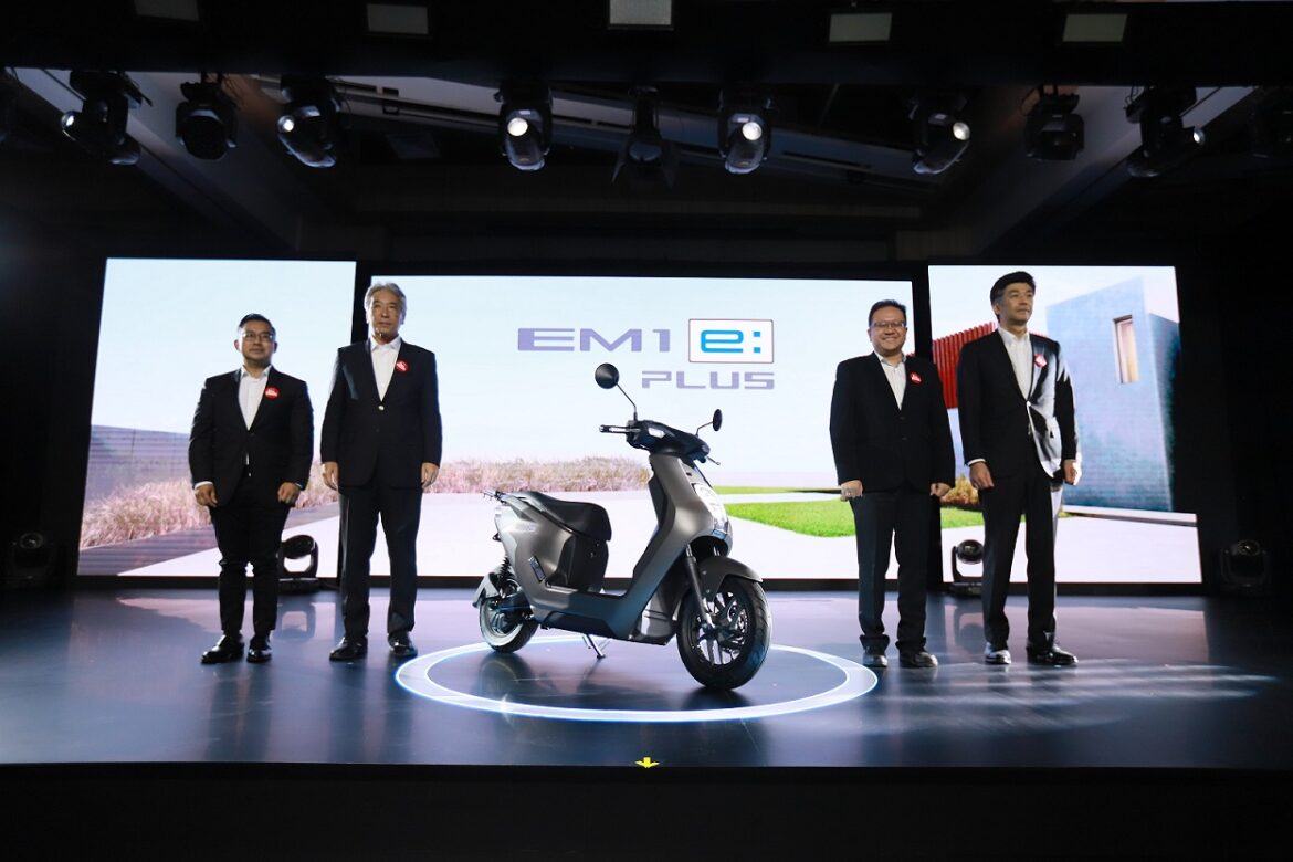 AHM menghadirkan Honda EM1 e: sebagai pilihan kendaraan elektrifikasi roda dua yang tepat untuk kehidupan sehari-hari dengan tiga pilihan warna yakni Innovative White, Intelligent Matte Black dan Smart Red. Sementara itu, Honda EM1 e: PLUS hadir dengan pilihan warna Excellent Matte Silv (foto:istimewa)