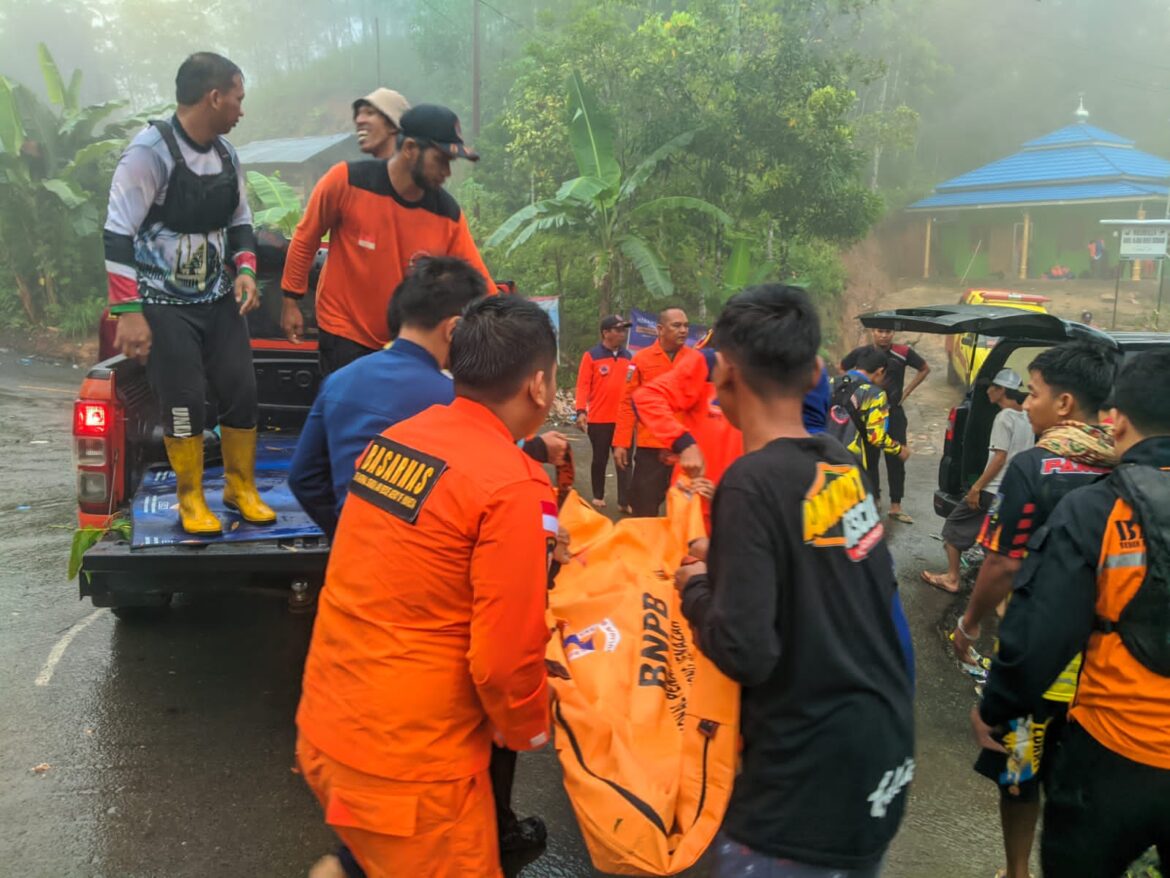 EVAKUASI KORBAN - Korban tenggelam bernama Halidi ini tenggelam di sungai Peramasan Atas Kabupaten Banjar dan berhasil ditemukan oleh relawan hingga dievakuasi bersama tim SAR gabungan, Minggu (28/1/2024)