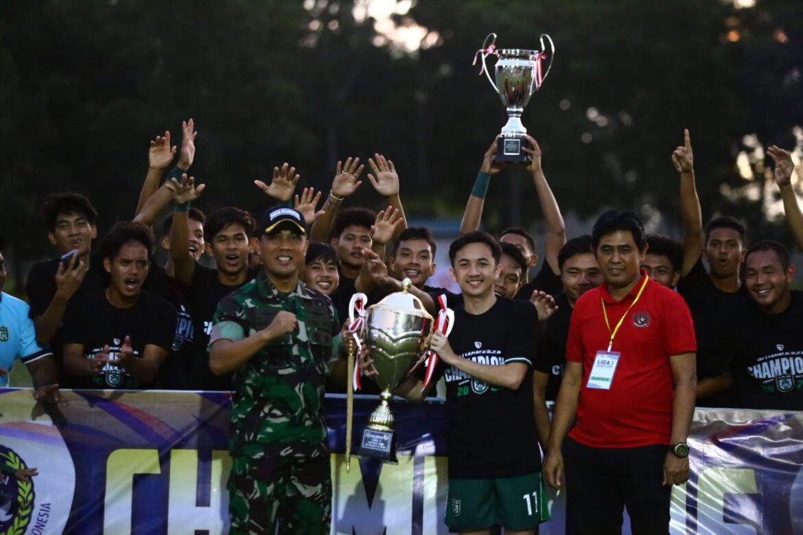 PS TAPIN-Pemain PS Tapin mengangkat tropi Liga 3 Kalsel, Selasa (9/1/2024) petang di Lapangan Resimen Induk Kodam (Rindam) VI/Mulawarman, Landasan Ulin, Banjarbaru. (foto: Tolah/brt)