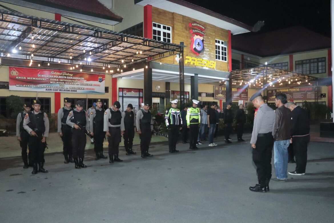 PIMPIN PATROLI - Kabag Ops Polresta Banjarmasin Kompol Pujie Firmansyah saat memimpin Patroli di Mapolresta, sebelum menuju Kantor dan Gudang KPU setempat, Rabu (17/1/2024) malam. (foto:ist)