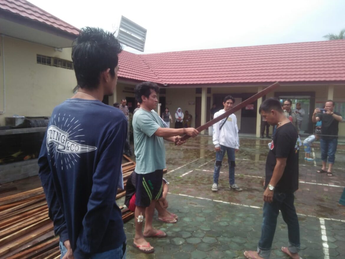 REKA ADEGAN - Penyidik Polsek Banjarmasin Tengah saat menggelar Rekonstruksi tewasnya Heri Pramono seorang pengamen yang dikeroyok di Jalan D I panjaitan Banjarmasin, Kamis (4/1/2024) pagi. (foto:ist)