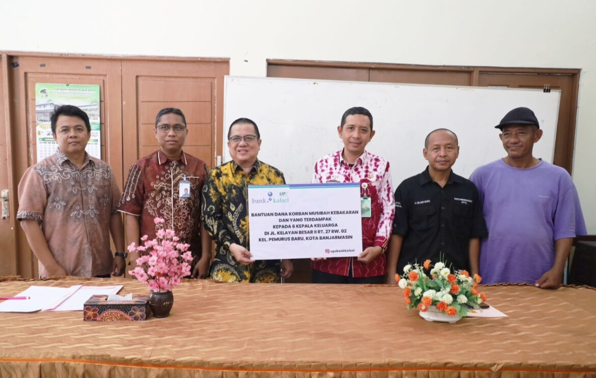 Bantuan Dana Korban Musibah Kebakaran Disalurkan UPZ Bank Kalsel (foto:humas bankkalsel)