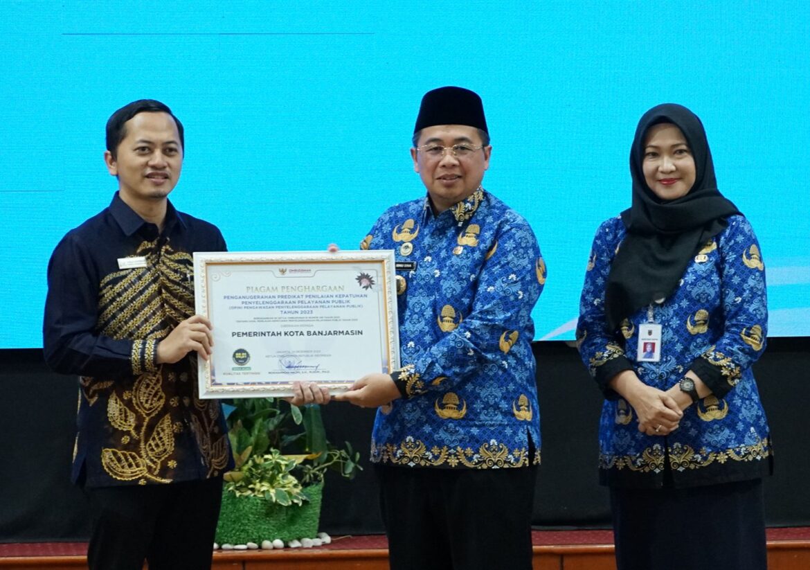 Wali Kota Banjarmasin menerima penghargaan oleh Ombudsman RI Perwakilan Kalsel.