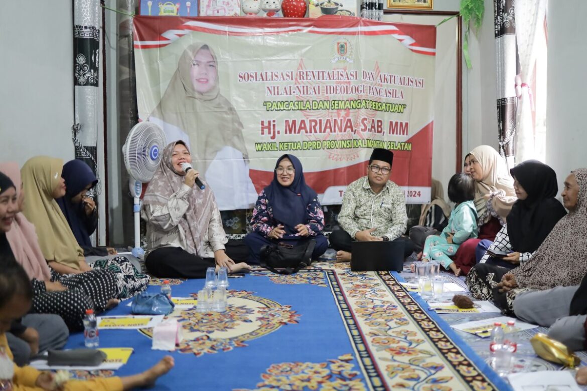 Wakil Ketua DPRD Provinsi Kalsel Hj Mariana, S.AB, MM saat menyampaikan materi Sosialisasi Revitalisasi dan Aktualisasi Nilai-nilai Ideologi Pancasila di Desa Sekapuk Kecamatan Satui Kabupaten Tanbu.(foto : humasdprdkalsel)