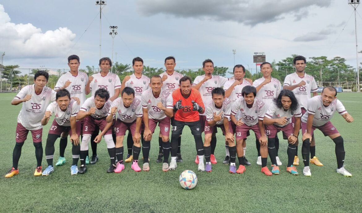 Tim RBS All Star Banjarbaru menang saat meladeni All Star Lambung Mangkurat (4-1) dipertandingan Sepakbola Legend Amatir Cup U-40, Senin (22/1/2023) sore di Lapangan di Green Yakin Soccer Field (GYSF). (foto: ist/brt)