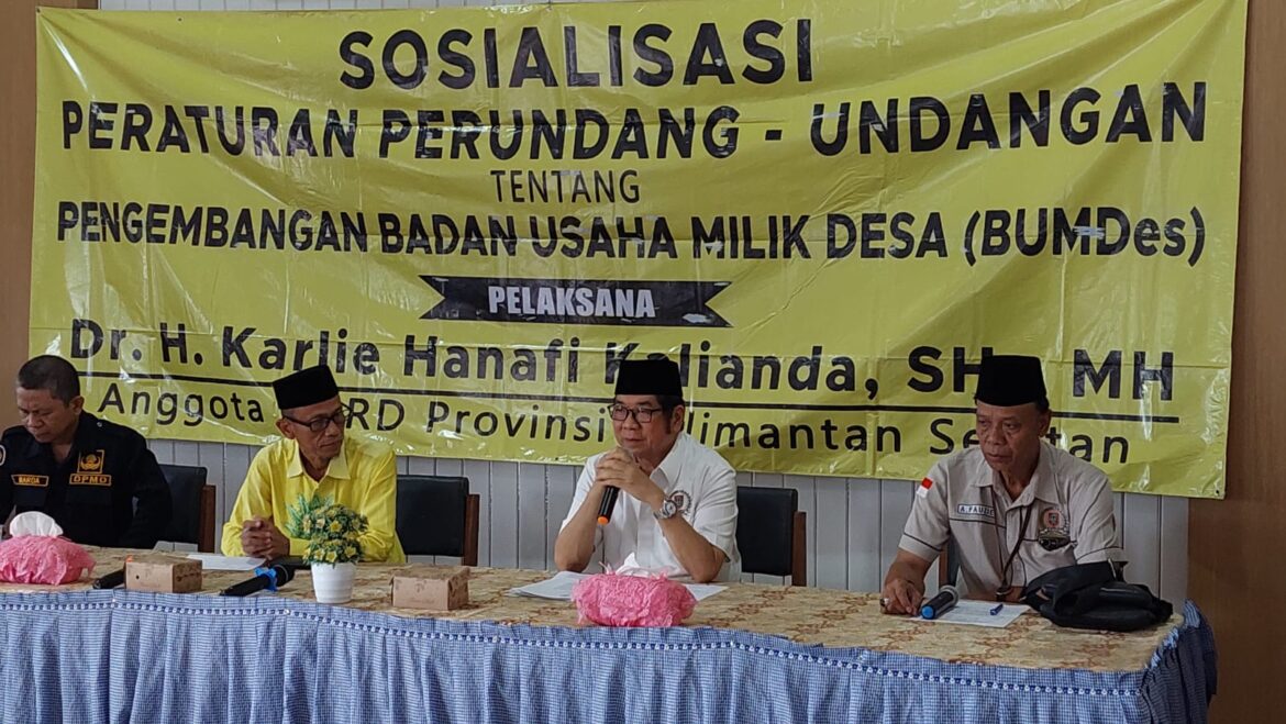 v Anggota Komisi II DPRD Provinsi Kalsel Dr H Karlie Hanafi Kalianda, SH MH saat menyampaikan materi Sosialisasi tentang Badan Usaha Milik Desa (BUMDes) di Kecamatan Mekarsari Kabupaten Batola, Kamis (18/1/2024).(foto : ist)