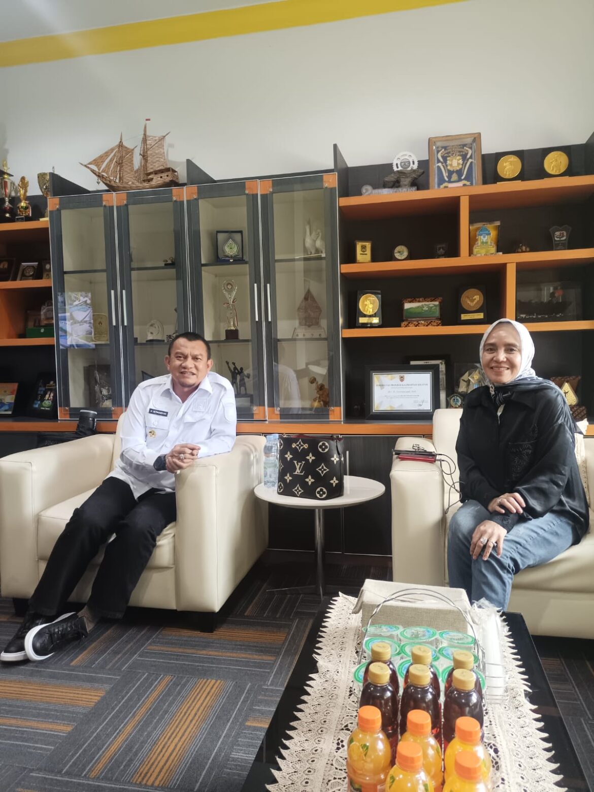 Kadispora Kalsel Hermansyah yang juga Pj Bupati Hulu Sungai Selatan (HSS) bersama istirnya, Hj. Rusnawati Hermansyah, SE, saat memberikan keterangan anggran PON XXI 2024. (foto: Tolah/brt)