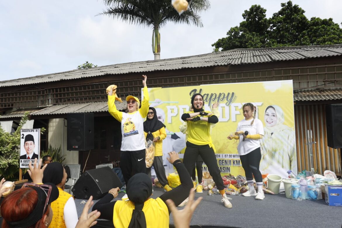 Tampak Hj Dewi Said Saat Berada di atas panggung (foto:istimewa)
