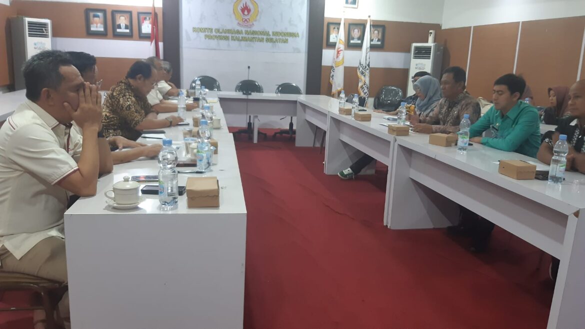 Rapat koordinasi Dispora Kalsel dan KONI Kalsel menuju PON XXI 2024 Aceh-Meda, Kamis (18/1/2024) di Sekretariat KONI Kalsel. (foto: ist/brt)