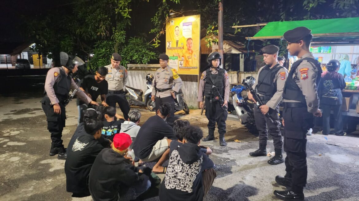 REMAJA DIGARUK – Sat Samapta Polresta Banjarmasin saat menggaruk sembilan remaja karena kedapatan pesta miras oplosan di Jalan Darma Praja banjarmasin Timur, Minggu (7/1/2024) malam. (foto:ist)