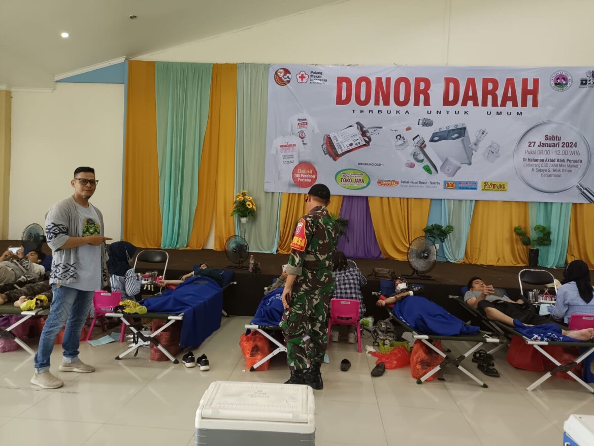 Manajer BSC Banjarmasin, Yudha Pribadi (kiri), saat menggelar donor darah, Sabtu (27/1/2024) pagi di Halaman Akbid Abdi Persada, Jalan Sutoyo S Teluk Tiram Dalam, Banjarmasin. (foto: Tolah/brt)