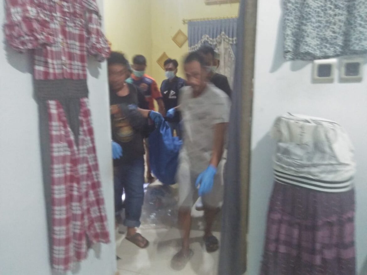 RUANG TENGAH -Diduga Istiqomah ditemukan meninggal dunia di ruang tengah rumahnya Jalan Pembina 3 Komp Rahayu Indah Lestari Kelurahan Sungai Lulut Banjarmasin, namun baru diketahui beberapa hari kemudian, Selasa (20/1/2024) sore. (foto:sum/brt)
