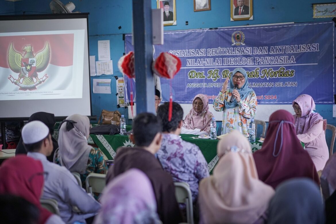 Ketua Komisi I DPRD Provinsi Kalsel Dra Hj Rachmah Norlias menggelar Sosialisasi Revitalisasi dan Aktualisasi Nilai-Nilai Ideologi Pancasila bertempat di SD Muhammadiyah 5-11 Banjarmasin.(foto : humasdprdkalsel)