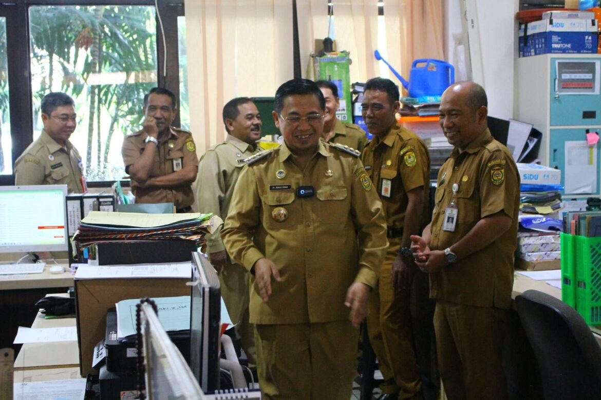 Wali Kota Banjarmasin, Ibnu Sina kembali kunjungi kantor- kantor SKPD. Kali ini giliran Dinas Lingkungan Hidup (DLH) kota Banjarmasin yang didatangi orang nomer satu di Banjarmasin dan disambut oleh Kadis DLH Kota Banjarmasin, Alive Yosfah Love, Senin (22/1/2024).