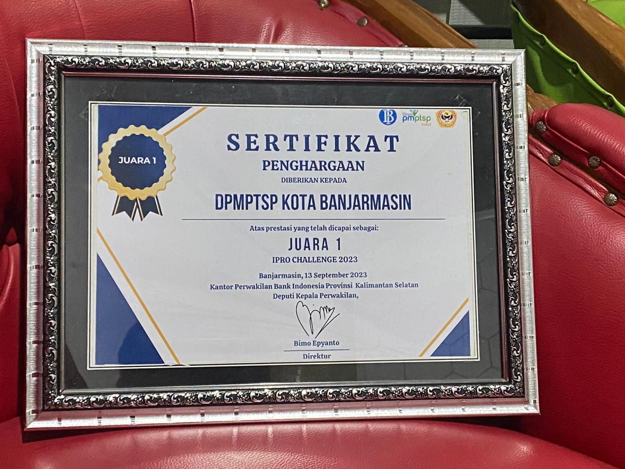 Sertifikat Juara 1 IPRO yang diraih DPMPTSP Kota Banjarmasin.